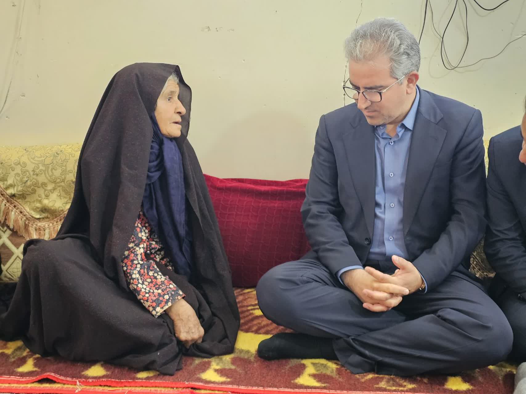 دیدار معاون اقتصادی و گردشگری استانداری با خانواده معظم شهیدان دفاع مقدس، ابوالفضل و اسماعیل محمدی فتح آباد
