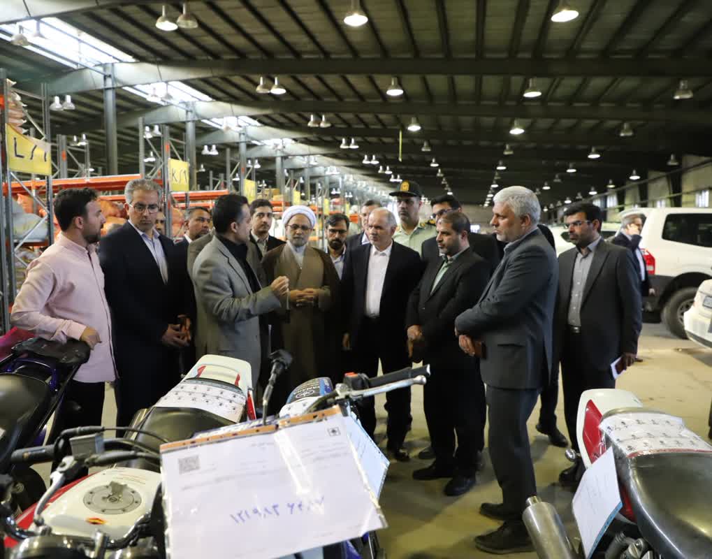 بازدید وزیر دادگستری از انبار سازمان جمع آوری اموال تملیکی یزد/ موانع معطلی کالاها در انبار اموال تملیکی برطرف شود