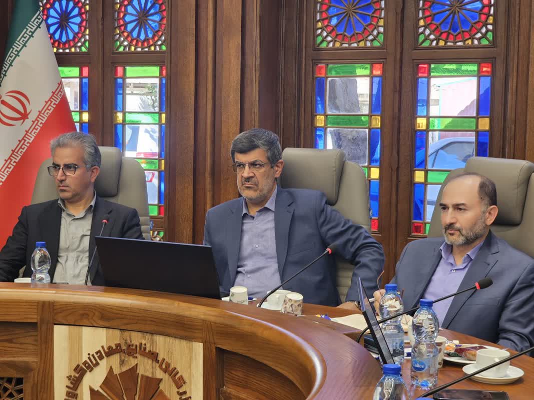 دیدار فعالان اقتصادی با مشاور عالی وزارت در اتاق بازرگانی/ تاکید بر رونق تولید و توسعه اقتصادی استان یزد