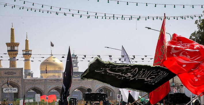 عزاداری یزدی ها در حرم امام رضا (ع)/یزدی‌ها علاوه بر عزاداری از زائران پذیرایی می کنند