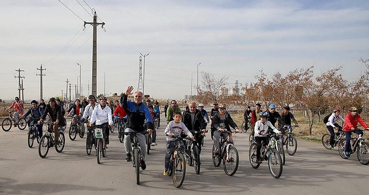 همایش بزرگ پیاده‌روی و دوچرخه‌سواری به مناسبت هفته تربیت بدنی در یزد