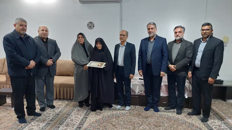 دیدار مسئولان صنعت آب کشور با خانواده شهید در یزد