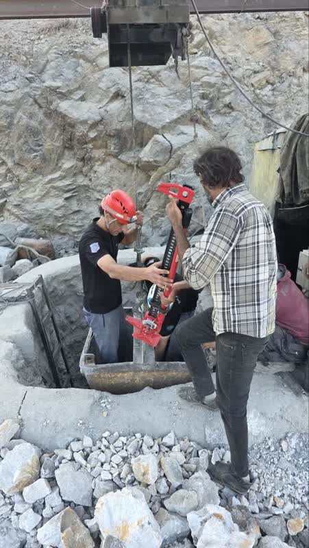 ریزش معدن در دربید با دو مصدوم / رهاسازی یکی از کارگران پس از ۸ ساعت عملیات طاقت‌فرسا