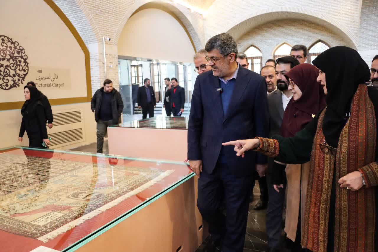 گشایش چهارمین نمایشگاه تخصصی صنایع‌دستی دارای بسته‌بندی و هدایای سازمانی در یزد