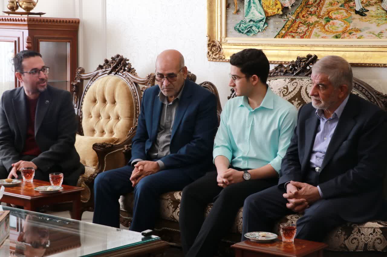 تجلیل و حمایت نماینده مردم از مدال‌آور نوجوان یزدی در المپیاد علمی زیست شناسی+عکس