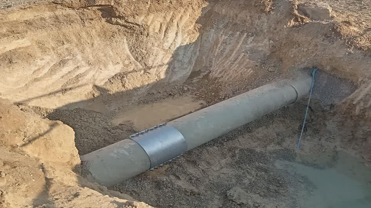 رفع شکستگی خط انتقال آب ابرکوه با تلاش جهادی نیروهای امداد و حوادث آبفا