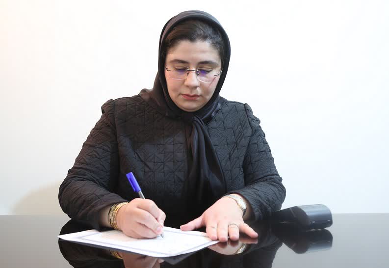 بانوی یزدی در دهمین سالگرد پدرش، دو زندانی غیرعمد را آزاد کرد